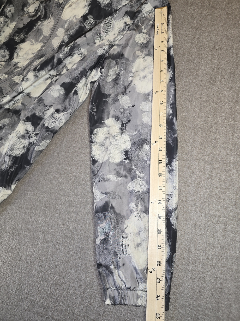 Original Use Gray & White Floral Windbreaker Medium - Picture 16 of 16